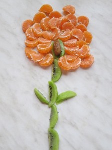 kvetinka z kiwi, mandariniek a uprostred  jedna datla :-)
