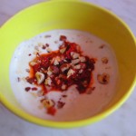 Zdravé rýchle a sladké raňajky – jogurtové goji s lieskovými orieškami